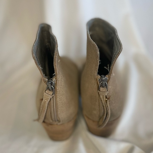 Kenneth Cole Reaction Beige/Tan suede Pilage ankle Booties heel Tassel Zip Sz 7 - Picture 8 of 13